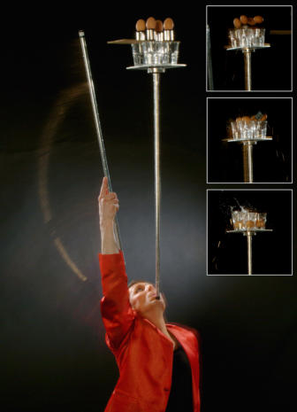Balance mit Eiern und Glsern