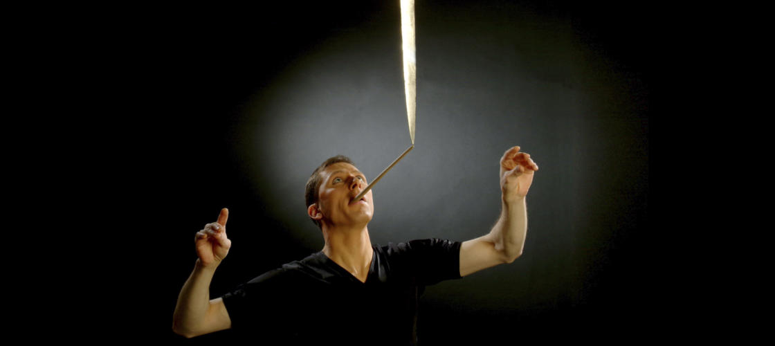 Nicky Viva balanciert ein grosses Messer